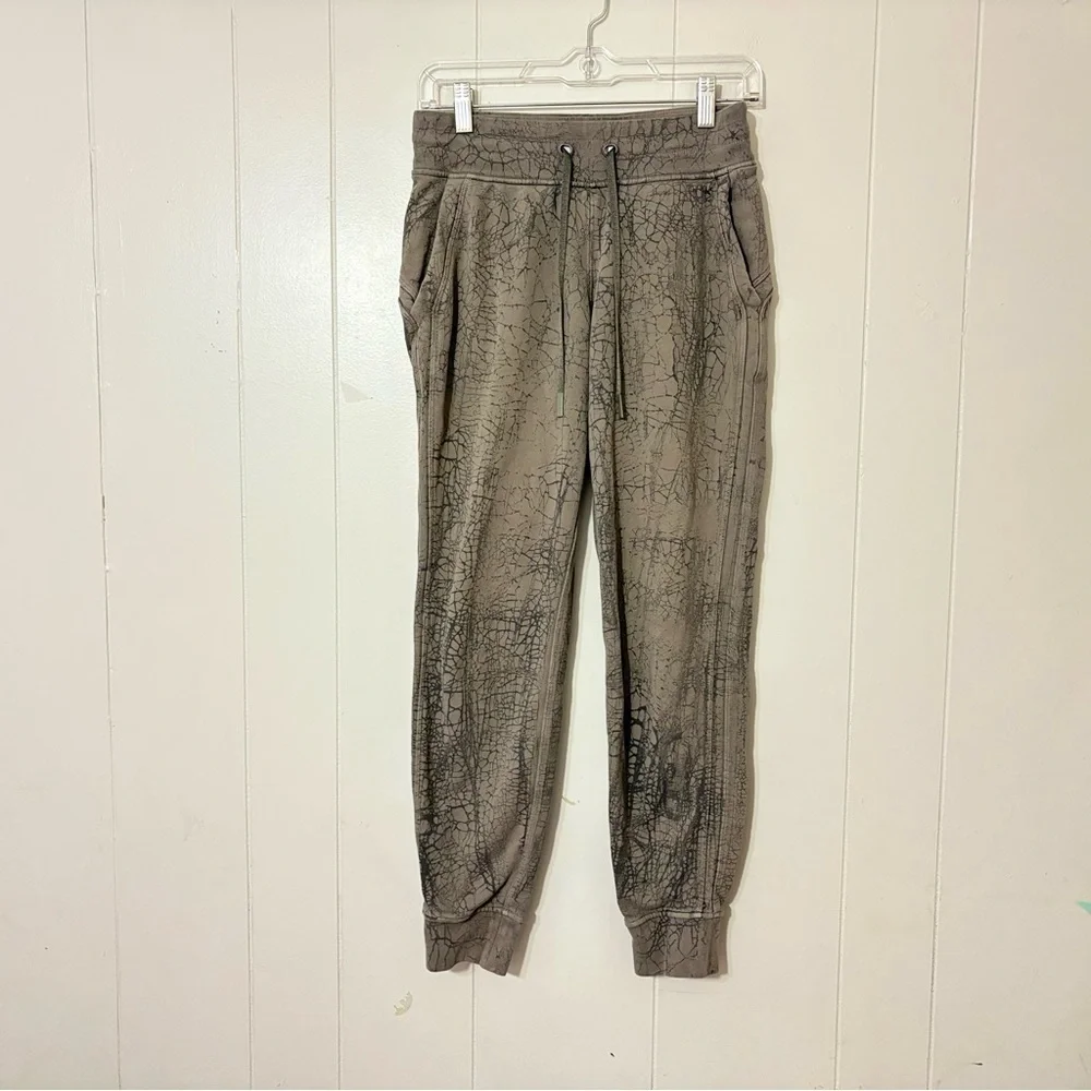 Lululemon Warm Down Joggers Thread Dye Rover Black Size 4 Actiwear, Workout